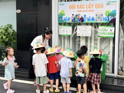 Các em nhỏ tại chung cư Sky Center tham gia chương trình tái chế Green Point