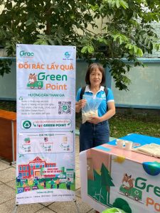 người dân chụp hình check-in với standee Green Point