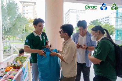 Sinh viên mang rác đến điểm thu hồi Green Point