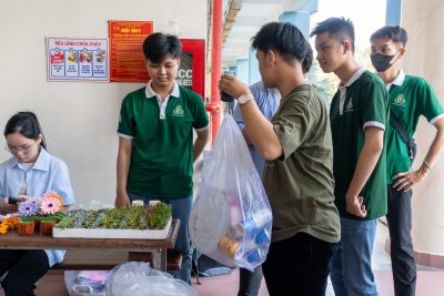 Sinh viên mang rác đến điểm thu hồi Green Point