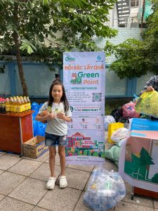 người dân chụp hình check-in với standee Green Point