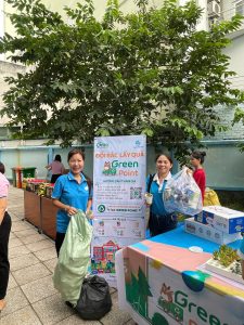 người dân chụp hình check-in với standee Green Point