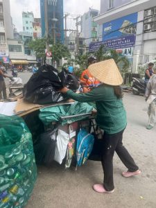 Những người nhặt ve chai, thu lượm rác là nhân tố quan trọng góp phần vào chuỗi phát triển kinh tế tuần hoàn