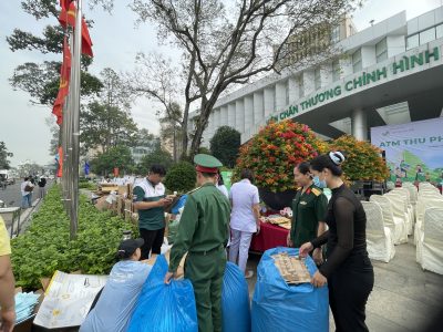 Các đơn vị trực thuộc bệnh viện, các tổ chức quần chúng, cùng các cơ quan, đơn vị, doanh nghiệp trên địa bàn quận Gò Vấp, TP Hồ Chí Minh đã mang những phế liệu tái chế đến chương trình