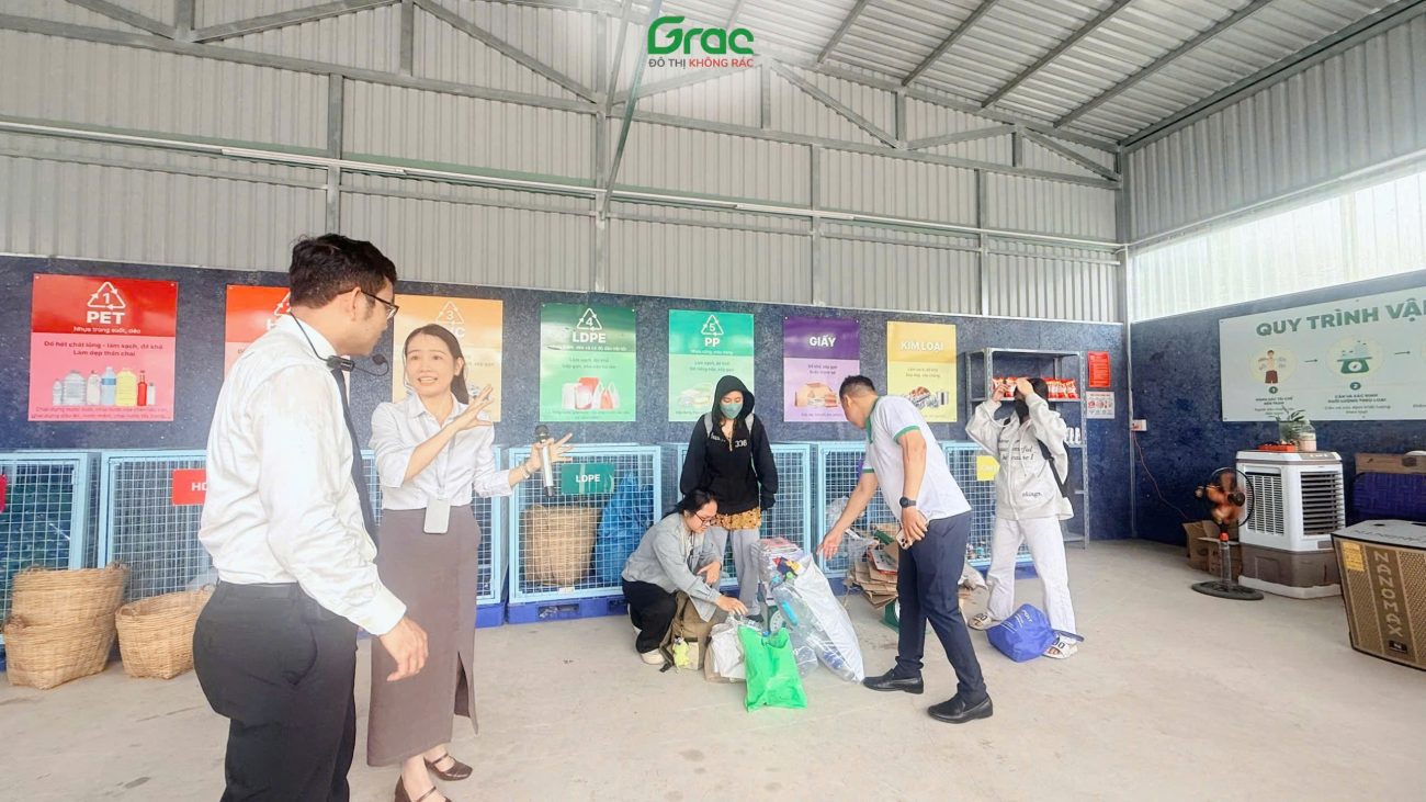 Đoàn công tác trực tiếp quan sát quy trình phân loại, thu hồi và ghi nhận dữ liệu tại Trạm MRF phường Tân Mỹ
