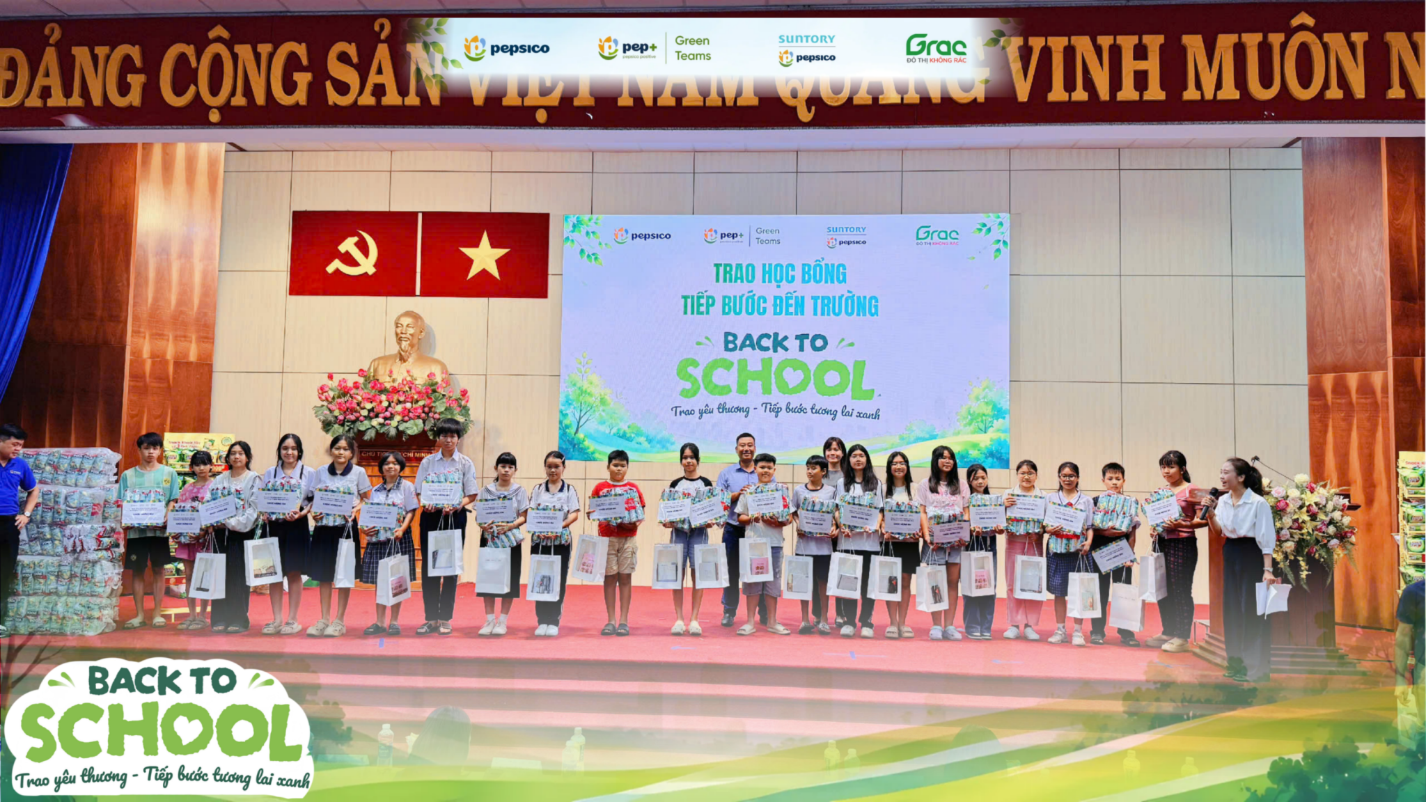 Trao học bổng tiếp bước đến trường cho con em người thu gom rác Trao học bổng tiếp bước đến trường cho con em người thu gom rác